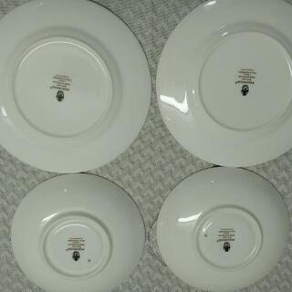 ウエッジウッド ワイルドストロベリー ティーカップ＆ソーサーとプレートの画像