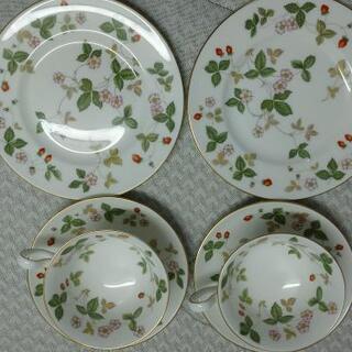 ウエッジウッド ワイルドストロベリー ティーカップ＆ソーサーとプレートの画像