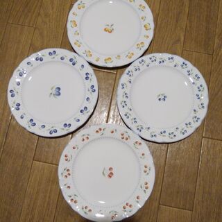 パンのお皿４つ　無料です。