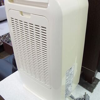 通常特価8778円より10％引きの7900円!　日立 HITACHI　デシカント方式　除湿機　HJS-D561　2016年製　除湿能力5.6L/日の画像