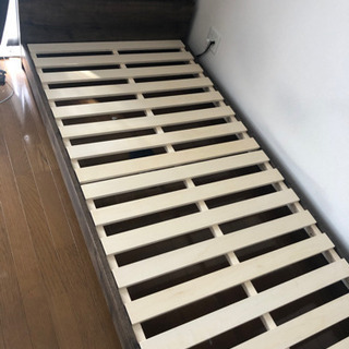 ヴィンテージ感のあるロータイプシングルベッド