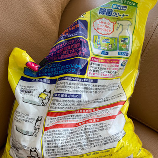 猫砂　固めるタイプ　5L 残量半分　おまけ付きの画像