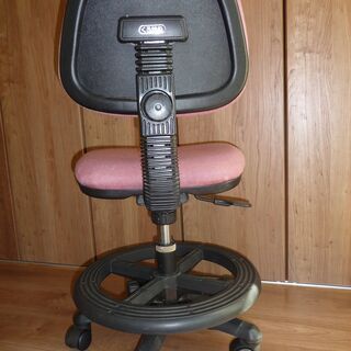 シンプルで使いやすい学習椅子の画像