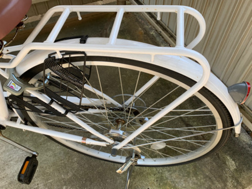白いオシャレな自転車　 27インチ　ママチャリ オートライト　切替付き