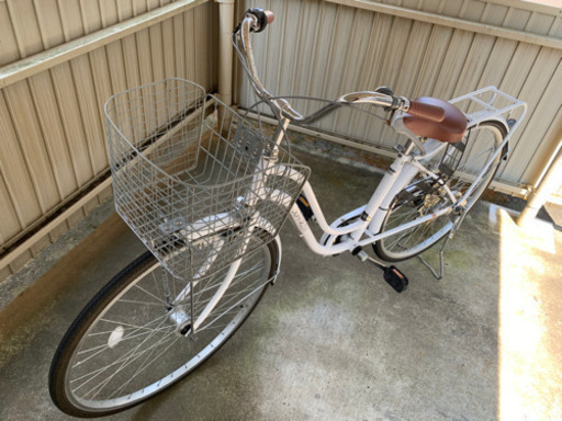 白いオシャレな自転車　 27インチ　ママチャリ オートライト　切替付き