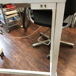 美容　セット面　両面コンセント、机付きの画像