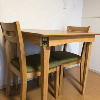 ダイニングテーブルとイス二脚