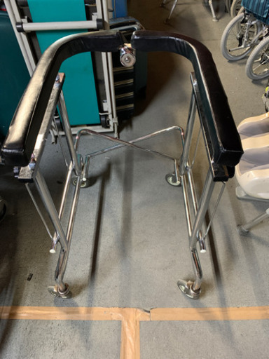 歩行器　歩行補助　介護用品　中古