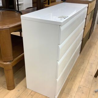 オールホワイトでシックなデザインのニトリの4段チェストです！
