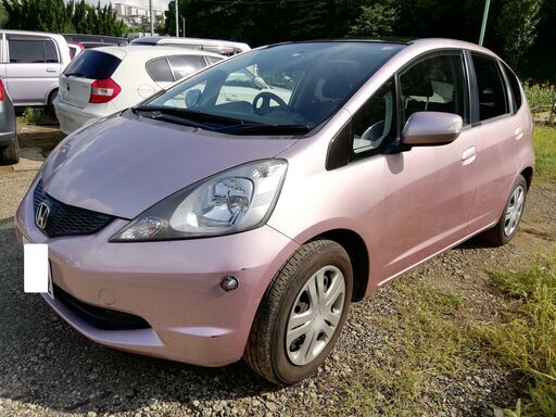 ピンクメタリックのフィット3万キロ！燃費も良くて車検2年渡し、点検済
