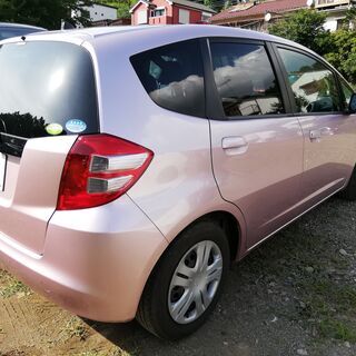 ピンクメタリックのフィット3万キロ！燃費も良くて車検2年渡し、点検済、ムーンルーフ付き！ の画像