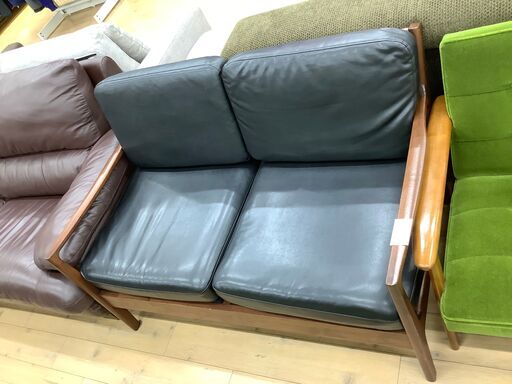 フェイクレザーのクールなデザインの2人掛けソファです！