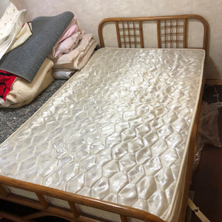 セミダブルのベッド
