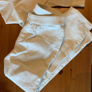 ジュニアサイズの薄手カーディガンとパンツの画像