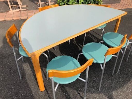 半円(円形になる）のテーブルセット椅子6つ　2セット？
