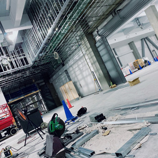 壁などを建てる仕事をします