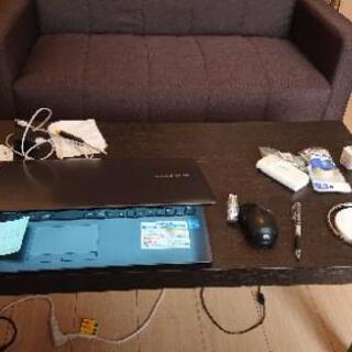 ダークブラウンのテーブル