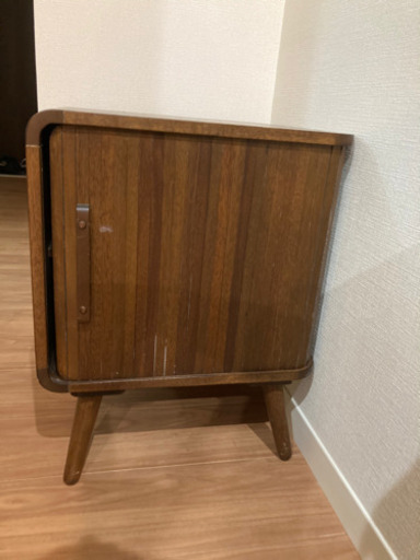 【お譲り先決まりました】足つき キャビネット 収納 北欧