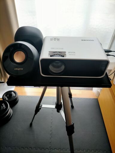 ②【美品】ホームプロジェクターセット（プロジェクター本体、三脚、スピーカー）