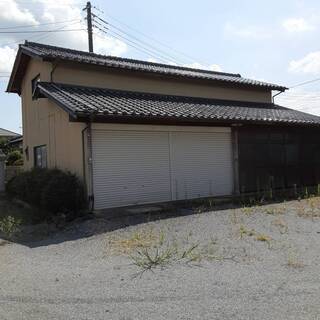 便利な田舎でゆったり暮らしませんか？　レトロな田舎建て。田舎暮らし。中古住宅。自分でリノベーションする楽しみもあります　車10台駐車可。７ＬＤＫ電動シャッター付ガレージ兼物置があります。常総インター近し。エクスプレス守谷駅まで車で20分。コロナ禍、庭で野菜も作れます。住みやすい街です。 - 常総市