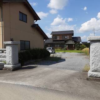 便利な田舎でゆったり暮らしませんか？　レトロな田舎建て。田舎暮らし。中古住宅。自分でリノベーションする楽しみもあります　車10台駐車可。７ＬＤＫ電動シャッター付ガレージ兼物置があります。常総インター近し。エクスプレス守谷駅まで車で20分。コロナ禍、庭で野菜も作れます。住みやすい街です。 - 不動産売買（マンション/一戸建て）