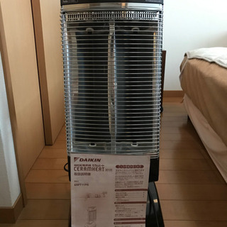 ダイキン　遠赤外線暖房機　セラムヒート