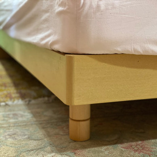 コンセント付、木製フレームのシングルベッド