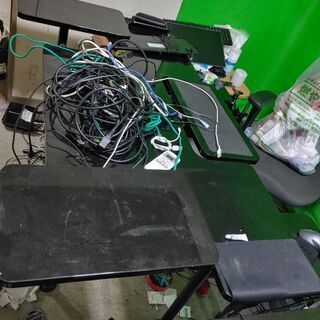ゲーミングデスクとそのオマケです。