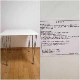 白くて可愛らしいテーブルとチェアセットの画像