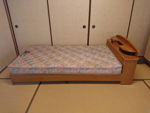 木製フレーム付きの110巾シングルベッド