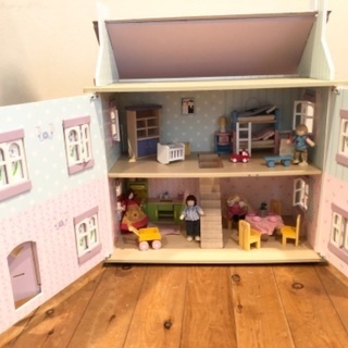 イギリス製・木製おしゃれなドールハウス