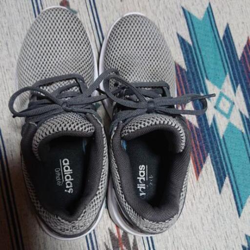 adidasスニーカー25cm