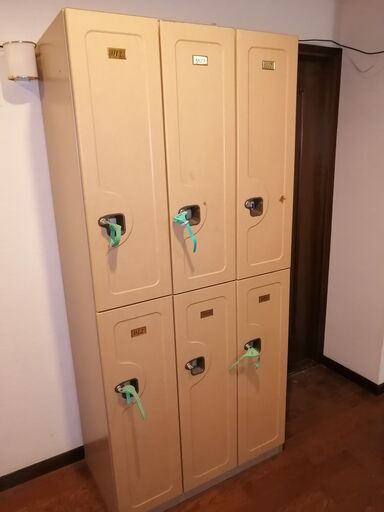 鍵付き更衣ロッカー
