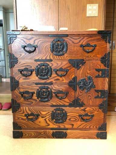 タンス　重厚感　漆塗り