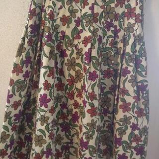 【売約済】シックな花柄のスカート