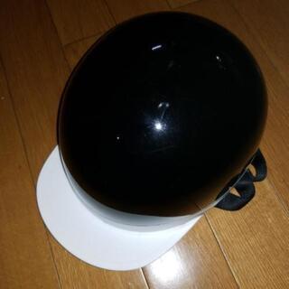 白黒の半キャップ、ヘルメット