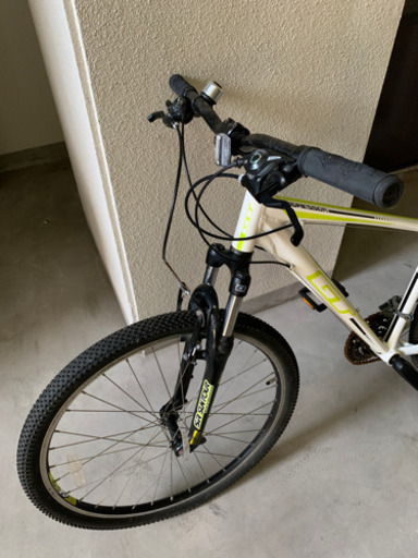 美品自転車　２６インチ、21段ギア、スタンド、空気入れ付き。