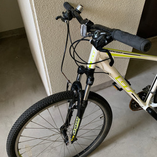 美品自転車 26インチ、21段ギア、スタンド、空気入れ付き。