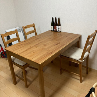 IKEA ダイニングテーブル、椅子3脚の画像