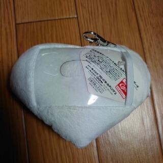 カープハート型パスケース白の画像