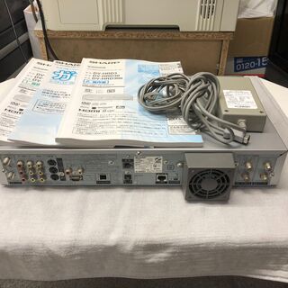 シャープ　地上・BS・110度CSデジタルチューナー内蔵　ハイビジョンレコーダー DV-HRD3　マニュアル3冊　ACアダプタ（UADP-A057WJZZ）付属　リモコン欠品　不具合ありのジャンク品の画像