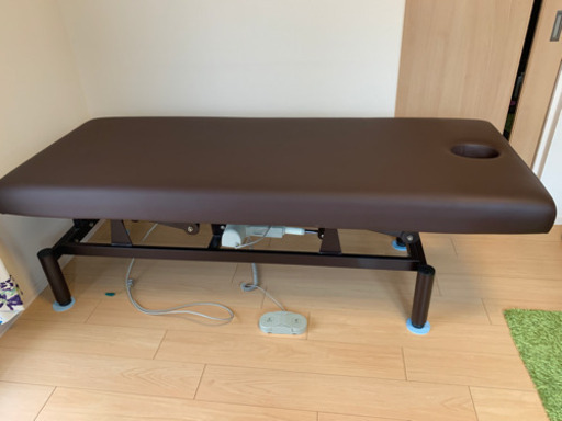 【只今取引中です】電動昇降施術ベッド