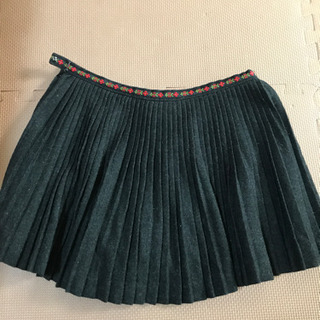 お花刺繍、黒ミニスカート