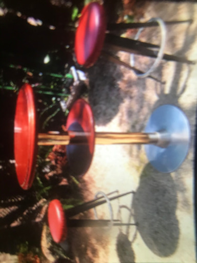 ハイテーブルと椅子3脚。