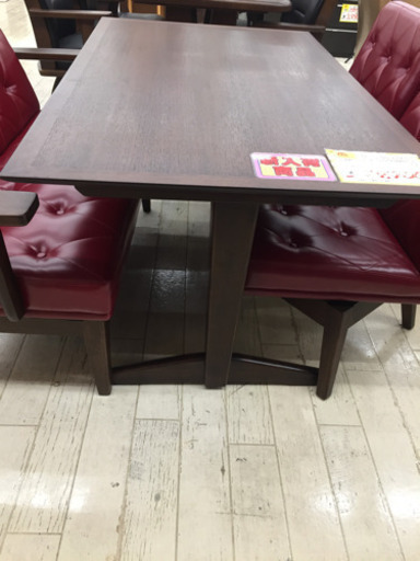 9/17東区和白  定価¥139,000  TOYOダイニング4点セット  赤い椅子がポイントで お部屋にアクセントに?椅子がふわふわ