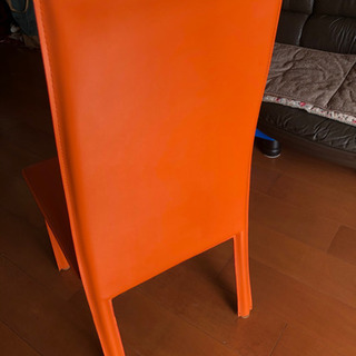 総皮張りの、イタリアンデザイン、オレンジ色の椅子の画像