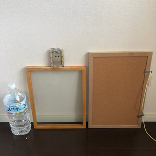 額縁11枚　コルクボード1枚 (お引き取り期間〜9/20)の画像