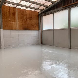 【居住兼アトリエ・工房】トタン屋根＋コンクリ床フリースペース約２...