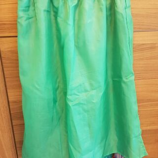 シルクのカラフルなミモレ丈スカートの画像