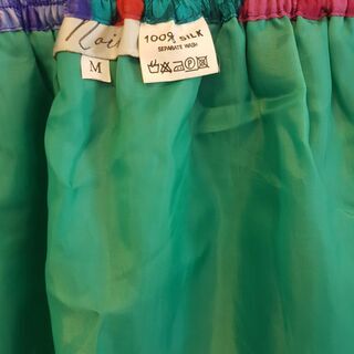 シルクのカラフルなミモレ丈スカートの画像